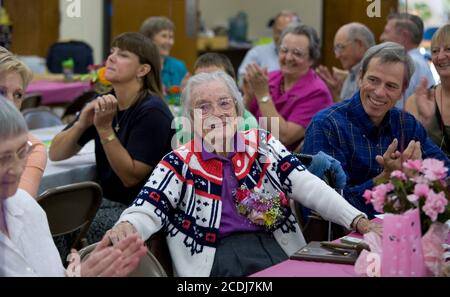 Burnett, TX 16. September 2007: Ursula Kramer, geboren am 16. September 1907 im ländlichen Deutschland, steht bei ihrem 100. Geburtstag in der First Lutheran Church im Mittelpunkt. Kramer floh Anfang der 30er Jahre unter Hitler aus Deutschland und emigrierte vor dem Zweiten Weltkrieg nach Texas Sie fuhr bis zu ihrem 99. Geburtstag hoch. ©Bob Daemmrich Stockfoto