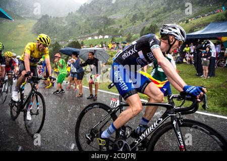 2016 Tour De France Etappe 9 Vielha Val d'Aran nach Andorre Arcalis. Dan Martin führt Chris Froome durch den strömenden Regen. Stockfoto