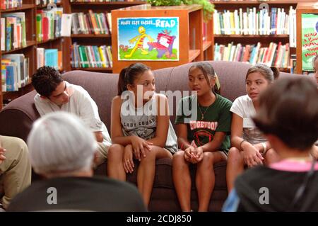 DATEI San Antonio, TX 19. Oktober 2006: Mittelschulkinder sprechen über Gleichaltrige beim Nachschulprogramm der Family Service Association, das von der Annie E. Casey Foundation gesponsert wird. Das Programm für einkommensschwache Familien trägt dazu bei, die Beteiligung der Eltern zu erhöhen und bietet Hausaufgaben-Hilfe und Beratung für städtische Mittelschüler an. ©Bob Daemmrich Stockfoto
