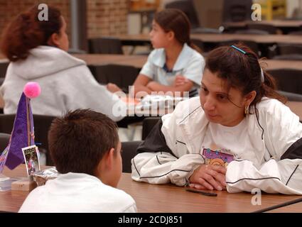 San Antonio, TX 19. Oktober 2006: Eltern unterhalten sich mit ihren Kindern über Familienprobleme im Rahmen des von der Annie E. Casey Foundation gesponserten Familiendienstprogramms. Das Programm für einkommensschwache Familien trägt dazu bei, die Beteiligung der Eltern zu erhöhen und bietet Hausaufgaben-Hilfe und Beratung für städtische Mittelschüler an. ©Bob Daemmrich Stockfoto