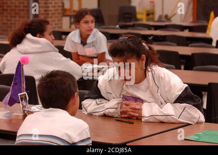 San Antonio, TX 19. Oktober 2006: Eltern unterhalten sich mit ihren Kindern über Familienprobleme im Rahmen des von der Annie E. Casey Foundation gesponserten Familiendienstprogramms. Das Programm für einkommensschwache Familien trägt dazu bei, die Beteiligung der Eltern zu erhöhen und bietet Hausaufgaben-Hilfe und Beratung für städtische Mittelschüler an. ©Bob Daemmrich Stockfoto