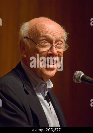 Austin, TX 10. September 2007: Dr. James D. Watson, Nobelpreisträger und Mitentdecker der doppelten Helix-Struktur der DNA, spricht an der Studentenvereinigung der University of Texas über seine "Regeln für wichtige Wissenschaft". Watson gewann zusammen mit Dr. Francis Crick 1962 den Nobelpreis an der Harvard University. ©Bob Daemmrich Stockfoto