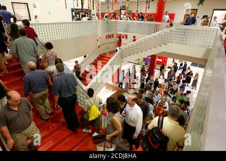 Austin, TX 5. September 2007: Die Back-to-School-Nacht an der Kealing Middle School bietet Eltern die Möglichkeit, Lehrer in einem Klassenzimmer zu treffen. ©Bob Daemmrich Stockfoto