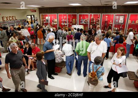 Austin, TX 5. September 2007: Die Back-to-School-Nacht an der Kealing Middle School bietet Eltern die Möglichkeit, Lehrer in einem Klassenzimmer zu treffen. ©Bob Daemmrich/ Stockfoto