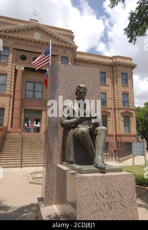 Anson, Texas, 25. Juli 2007: Courthouse, Baujahr 1909, Und Platz von Jones County, nördlich von Abilene im Norden von Zentral-Texas. Benannt nach Anson Jones, Präsident der Republik Texas. Der in Italien geborene amerikanische Bildhauer Enrico Cerracchoi schuf die Statue. ©Bob Daemmrich Stockfoto