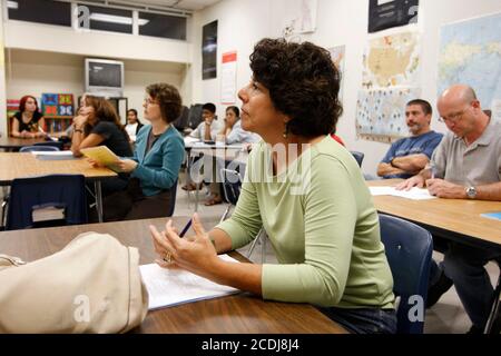 Austin, TX USA, 5. September 2007: Die Schulabende an der Kealing Middle School bietet Eltern die Möglichkeit, Lehrer in einem Klassenzimmer zu treffen. ©Bob Daemmrich Stockfoto