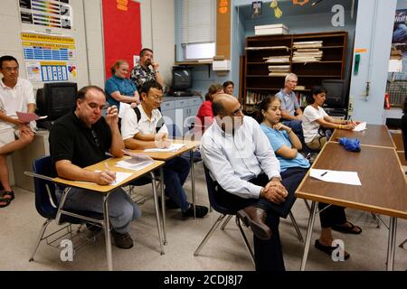 Austin, TX USA, 5. September 2007: Eltern von Kealing Middle School-Schülern drängen sich während der Back-to-School-Nacht in den Klassenzimmer, was Eltern die Möglichkeit gibt, Lehrer in einer Schule zu treffen. ©Bob Daemmrich Stockfoto