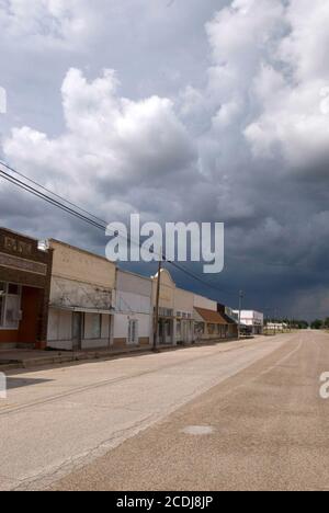 Robert Lee, TX 26. Juli 2007: Sturmwolken Rollen in Richtung Innenstadt Robert Lee, TX, der Grafschaftssitz von Coke County, Bevölkerung 1,500 Hardy Texans. ©Bob Daemmrich Stockfoto