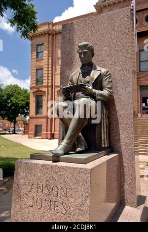 Anson, Texas, 25. Juli 2007: Courthouse, Baujahr 1909, Und Platz von Jones County, nördlich von Abilene im Norden von Zentral-Texas. Benannt nach Anson Jones, Präsident der Republik Texas. Der in Italien geborene amerikanische Bildhauer Enrico Cerracchoi schuf die Statue. ©Bob Daemmrich Stockfoto