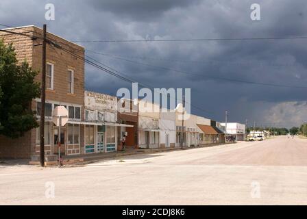 Robert Lee, TX 26. Juli 2007: Sturmwolken Rollen in Richtung Innenstadt Robert Lee, TX, der Grafschaftssitz von Coke County, Bevölkerung 1,500 Hardy Texans. ©Bob Daemmrich Stockfoto