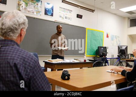 Austin, TX 5. September 2007: Schwarzer Lehrer stellt sich bei der Back-to-School-Nacht in der Kealing Middle School vor, die Eltern die Möglichkeit gibt, die Lehrer ihrer Kinder in einem Klassenzimmer zu treffen. ©Bob Daemmrich Stockfoto