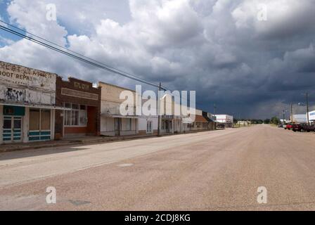 Robert Lee, TX 26. Juli 2007: Sturmwolken Rollen in Richtung Innenstadt Robert Lee, TX, der Grafschaftssitz von Coke County, Bevölkerung 1,500 Hardy Texans. ©Bob Daemmrich Stockfoto