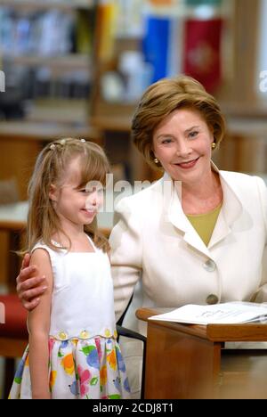 Austin, TX 14. August 2007: First Lady Laura Bush besucht die Westbank Library im Vorort Westlake Hills, wo im nächsten Jahr eine neue Zweigbibliothek zu ihren Ehren benannt wird. Frau Bush unterschreibt das erste Buch in der neuen Bibliothek für Reese Phinney (5). Dies wird die erste Bibliothek in den USA sein, die zu Ehren von Frau Bush benannt wird. ©Bob Daemmrich Stockfoto