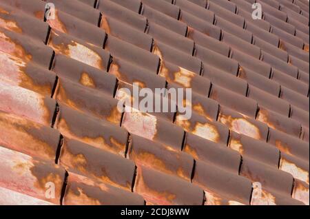 Abgenutzte und rostige Dachziegel in Diagonalmuster Stockfoto