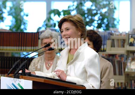 Austin, TX 14. August 2007: First Lady Laura Bush besucht die Westbank Library im Vorort Westlake Hills, wo im nächsten Jahr eine neue Zweigbibliothek zu ihren Ehren benannt wird. Dies wird die erste Bibliothek in den USA sein, die zu Ehren von Frau Bush benannt wird. ©Bob Daemmrich Stockfoto