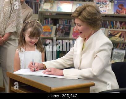 Austin, TX 14. August 2007: First Lady Laura Bush besucht die Westbank Library im Vorort Westlake Hills, wo im nächsten Jahr eine neue Zweigbibliothek zu ihren Ehren benannt wird. Frau Bush unterschreibt das erste Buch in der neuen Bibliothek für Reese Phinney (5). Dies wird die erste Bibliothek in den USA sein, die zu Ehren von Frau Bush, einer ehemaligen Bibliothekarin an öffentlichen Schulen, benannt wird. ©Bob Daemmrich Stockfoto