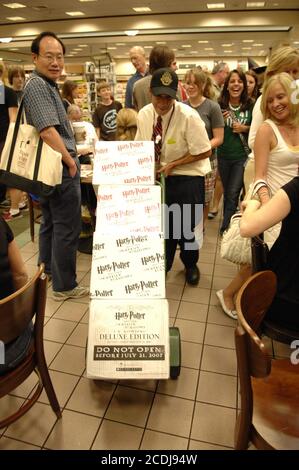 Austin, TX 21. Juli 2007: Store Employee rollt in mehr Kopien des letzten Buches der beliebten Harry Potter-Serie, während Kunden in der Schlange warten, um es während der Mitternachtsfeier von Barnes & Noble zu kaufen. ©Bob Daemmrich Stockfoto