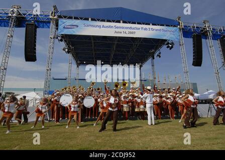 Austin, TX 14. Juni 2007: Die Longhorn-Band der University of Texas, Cheerleaders und Tänzer treten bei der großen Eröffnungszeremonie im Samsung Austin Semiconductor (SAS) für die Produktionsanlage „Fab 2“ auf, in der die US-Investition des koreanischen Chipherstellers in Höhe von mehreren Milliarden Dollar gezeigt wird. ©Bob Daemmrich Stockfoto