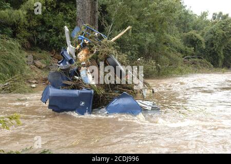 Marble Falls, TX 27. Juni 2007: Trümmer stapeln sich in Whitman Branch Creek gegen einen Baum, nachdem in wenigen Stunden bis zu 19 Zoll Regen auf die Marble Falls fielen. Eine Sturzflutung entlang des Baches führte zu einem Sachschaden in Millionenhöhe. Es wurden keine Todesfälle gemeldet. ©Bob Daemmrich Stockfoto