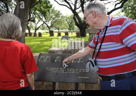 Stonewall, TX 12. Juli 2007: Ein Tourist schaut auf die Markierung, die zeigt, wo Johnson-Familienmitglieder auf der Lyndon Baines Johnson (LBJ) Ranch begraben sind, wo Lady Bird Johnson am Sonntag begraben wird. Die ehemalige First Lady starb am 11. Juli im Alter von 96 Jahren. ©Bob Daemmrich Stockfoto