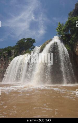 Llano, TX, 1. Juli 2007: Riesige Mengen Wasser strömen in die Highland Lakes, während der Sommerregen weiterhin ein bereits getränktes Zentral-Texas zerreißt. Dies fällt auf Fall Creek Abflüsse in den Colorado River am oberen Rand des Lake Buchanan. ©Bob Daemmrich Stockfoto