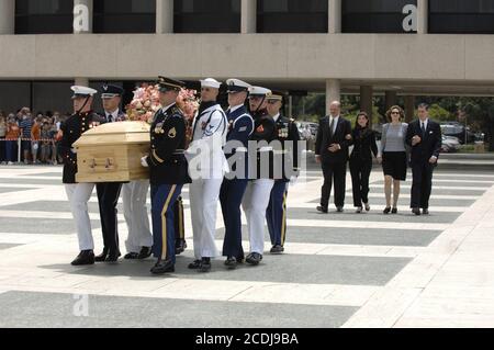 Austin, TX 13. Juli 2007: Die Schatulle von Lady Bird Johnson kommt vor einer öffentlichen Besichtigung am Freitag in der LBJ Library an. Frau Johnson starb am Mittwoch, den 11. Juli, im Alter von 94 Jahren. Nach der Schatulle sind von links nach rechts Ian Turpin, Frau Luci Johnson, Lynda Robb und Ehemann Charles Robb. Die Schwestern Luci Johnson und Lynda Robb sind die Kinder des ehemaligen Präsidenten und seiner Frau. ©Bob Daemmrich Stockfoto