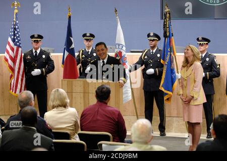 Austin, TX 19. Juli 2007: Öffentliche Beschimpfungszeremonie im Rathaus für Art Acevedo (l), den ersten hispanischen Polizeichef in Austin's Geschichte. Acevedo kam nach Austin von der Position des Chefs in East Los Angeles, CA. ©Bob Daemmrich Stockfoto