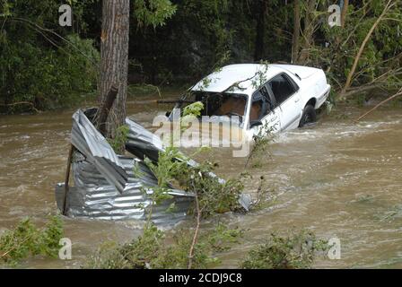 Marble Falls, TX 27. Juni 2007: Trümmer, die in Whitman Branch Creek nach bis zu 19 Zoll Regen in wenigen Stunden gestapelt wurden, fielen auf das Gebiet der Marble Falls, was zu Sachschäden in Millionenhöhe führte, als Bäche ein Industriegebiet überfluteten. Es wurden keine Todesfälle gemeldet. ©Bob Daemmrich Stockfoto