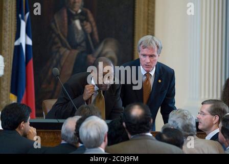 Austin, TX, 26. Mai 2007: Sprecher Pro-TEM Sylvester Turner (D-Houston), Linke und ehemaliger Repräsentant Terry Keel hören sich die Debatte während der 80. Sitzung der texanischen Legislative an. ©Bob Daemmrich Stockfoto