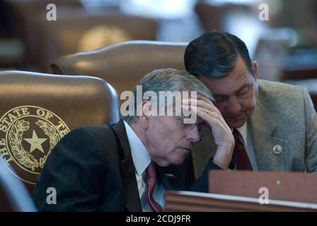 Austin, TX 26. Mai 2007: Der Sprecher des Texas House, Tom Craddick (l), dummelt sich in den Abschlusstagen der 80. Legislaturperiode in Austin mit dem Rep. Charlie Howard. Craddick (R-Midland) musste während der gesamten Sitzung mehrere Misstrauen-Stimmen aushalten. ©Bob Daemmrich Stockfoto