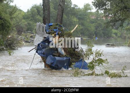 Marble Falls, TX 27. Juni 2007: Trümmer stapeln sich in Whitman Branch Creek gegen einen Baum, nachdem in wenigen Stunden bis zu 19 Zoll Regen auf die Marble Falls fielen. Eine Sturzflutung entlang des Baches führte zu einem Sachschaden in Millionenhöhe. Es wurden keine Todesfälle gemeldet. ©Bob Daemmrich Stockfoto