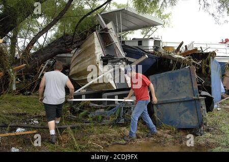 Marble Falls, TX 28. Juni 2007: Boote, Schiffs- und Abfallcontainer verstopfen West Branch Creek, da die Aufräumarbeiten fortgesetzt werden, nachdem rekordverdächtige Regenfälle zu Überschwemmungen in einem Industriegebiet geführt haben. ©Bob Daemmrich Stockfoto