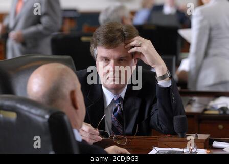 Austin, TX 26. Mai 2007: Der Neuling Senator Dan Patrick (R-Houston) hört sich in den letzten Tagen der 80. Sitzung der texanischen Legislative einen Kollegen an. Patrick ist einer der konservativsten Senatoren in der Kammer. ©Bob Daemmrich Stockfoto