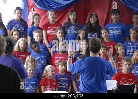 Austin, TX 26. Juni 2007: Kinderchor bei der Eröffnung des 200 Millionen US-Dollar teuren Dell Children's Medical Center in Austin, einem 500,000 Quadratmeter großen, hochmodernen Krankenhaus mit 24 Intensivpflegebetten und 170 Patientenzimmern. ©Bob Daemmrich Stockfoto