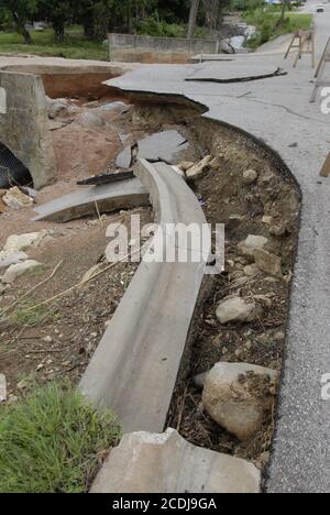 Marble Falls, TX 28. Juni 2007: Eine eingestürzte Bordsteinkante entlang der Broadway St. in Marble Falls zeugt von der Kraft des Wassers, das nach einem in zwei Stunden einstürzten 19 Zoll starken Regen einen Großteil der Innenstadt überflutete. ©Bob Daemmrich Stockfoto