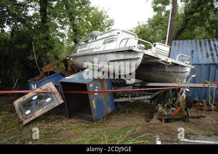 Marble Falls, TX 27. Juni 2007: Boote von Tropical Marine liegen nach 19 Zoll Regen in wenigen Stunden aufeinander gestapelt, was zu einem Sachschaden im Wert von Millionen Dollar führt, als Bäche ein Industriegebiet überfluteten. Es wurden keine Todesfälle gemeldet. ©Bob Daemmrich Stockfoto