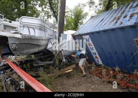 Marble Falls, TX 28. Juni 2007: Boote, Schiffs- und Abfallcontainer verstopfen West Branch Creek, da die Aufräumarbeiten fortgesetzt werden, nachdem rekordverdächtige Regenfälle zu Überschwemmungen in einem Industriegebiet geführt haben. ©Bob Daemmrich Stockfoto