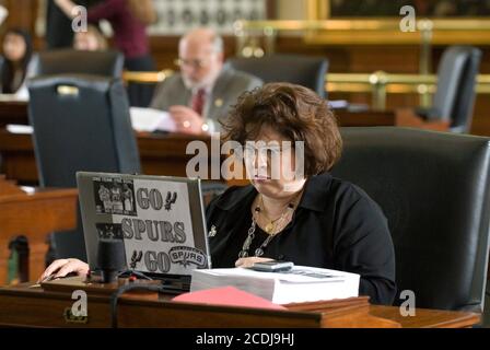 Austin, TX 26. Mai 2007: Die Senatorin des Bundesstaates Texas, Leticia Vandeputte (D-San Antonio), arbeitet während der 80. Sitzung des Senats von Texas auf ihrem Laptop. ©Bob Daemmrich Stockfoto