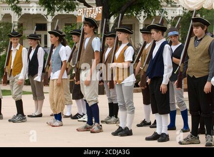 Boerne, TX 16. Mai 2007: Nachstellung der Ereignisse im kolonialen Amerika, die zur amerikanischen Revolution führten, durch texanische Geschichtsstudenten der achten Klasse in Boerne, nahe San Antonio. Koloniale Soldaten erwarten die britischen Soldaten in Rot in der Schlacht von Lexington und Concord. ©Bob Daemmrich Stockfoto