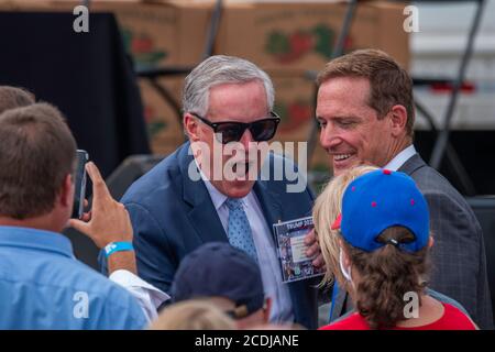 Der Stabschef des Weißen Hauses, Mark Meadows, begrüßt die Teilnehmer zum Fütterungsprogramm Farmers to Families Food Box Stockfoto