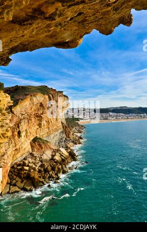 Blick auf die Stadt Nazare in Portugal von der Klippe oben Stockfoto