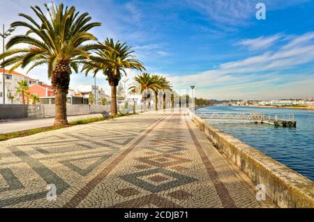 Leere Lagos Baywalk Gegend mit Palmen Stockfoto