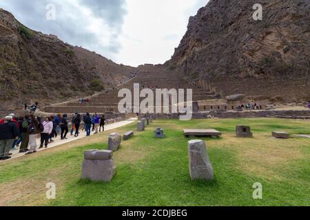 Ollantaytambo, Peru - 05. oktober 2018: Touristen gehen an den Ruinen der landwirtschaftlichen Inka-Terrassen in Ollantaytambo, Heilige Tal der Inkas, in der Nähe von Machu Pic Stockfoto