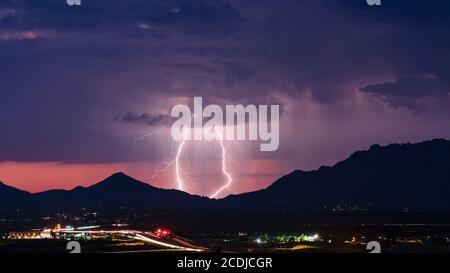 Blitze eines Monsunsturms erleuchten den Abendhimmel über Prescott, Arizona Stockfoto