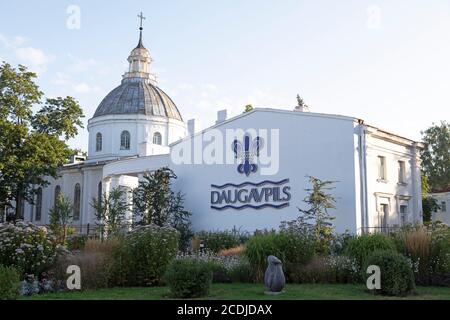 Daugavpils' Name auf einer Mauer bei der St. Peter Kirche in Daugavpils, Lettland. Die römisch-katholische Kultstätte befindet sich im Zentrum von Lettlands zweiter Stadt. Stockfoto