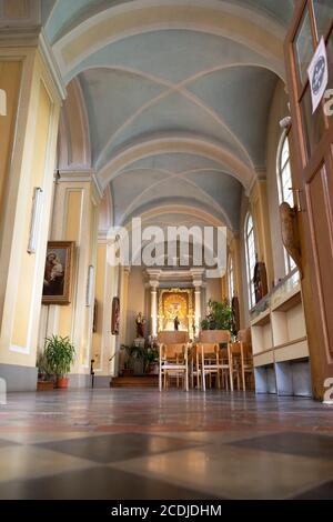 Kapelle und Jesus-Statue in der St. Peter-Kirche in Daugavpils, Lettland. Die römisch-katholische Kultstätte befindet sich im Zentrum von Lettlands zweiter Stadt. Stockfoto