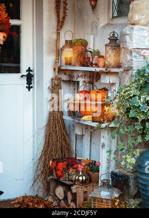 Halloween Deko Laternen, Kürbisse und Besen vor dem Haus Stockfoto