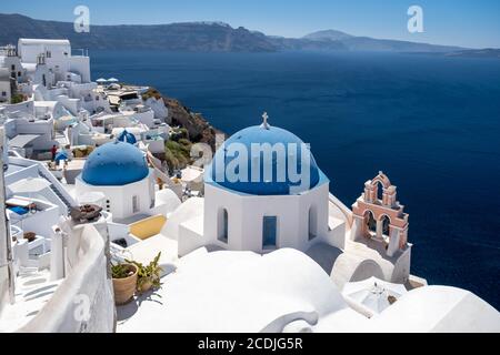 Santorini, Griechenland. Picturesq Blick auf traditionellen Kykladen Santorini Häuser auf kleinen Straße mit Blumen im Vordergrund. Lage: das Dorf Oia Stockfoto