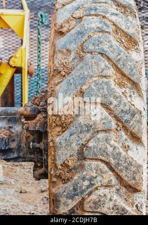 Traktorreifen auf der Baustelle Stockfoto