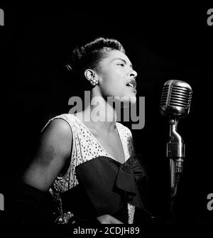Billie Holiday. Porträt der amerikanischen Jazzsängerin Billie Holiday (1915-1959 ) in Downbeat, New York, um 1947 Stockfoto